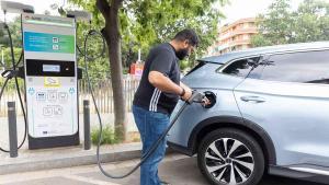 Un usuario de Electrolineres AMB recarga su coche eléctrico.