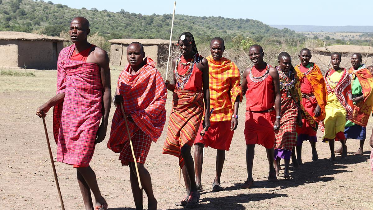 La cultura maasái forma parte inseparable del imaginario viajero de Kenia, especialmente en el entorno de Masai Mara.