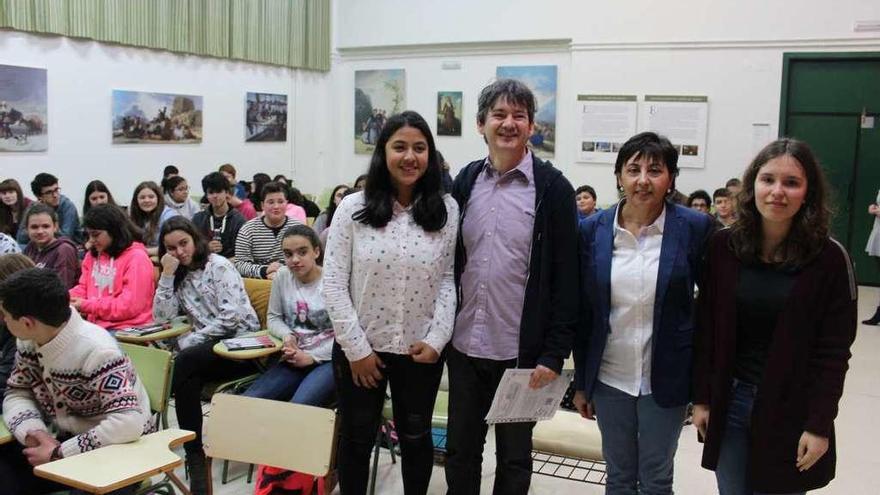 La alumna Erika Martínez, Rodrigo Muñoz Avia, la docente Fini Barcia y la estudiante Laura Veiguela.