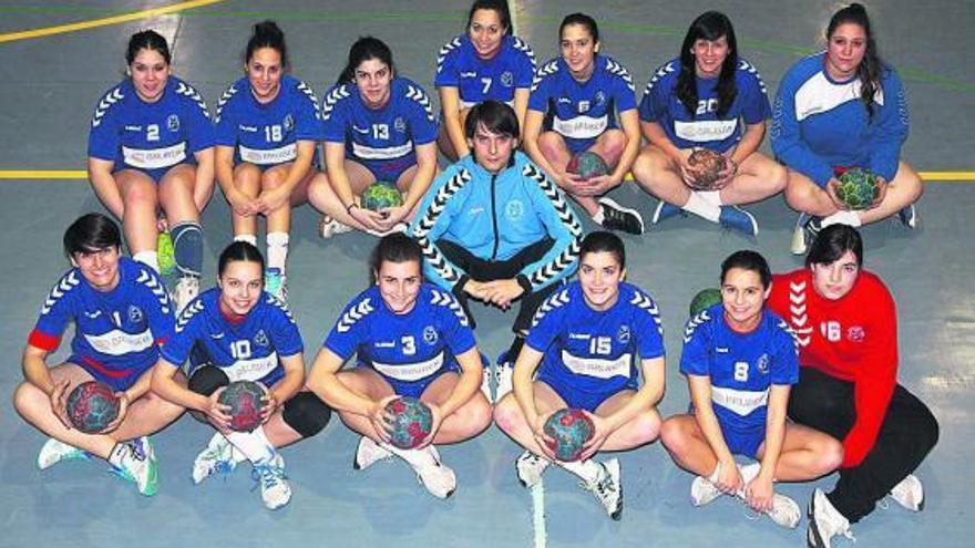 La plantilla azul afronta con una ilusión tremenda la fase de ascenso. // Muñiz