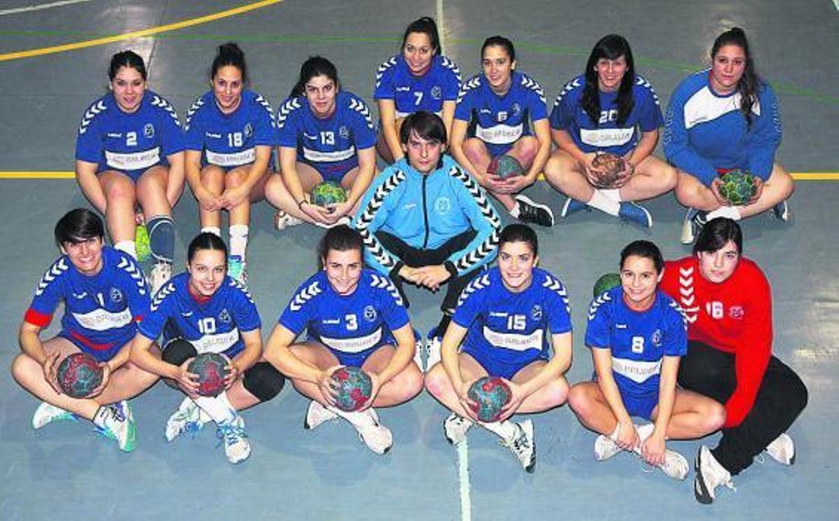 La plantilla azul afronta con una ilusión tremenda la fase de ascenso. // Muñiz