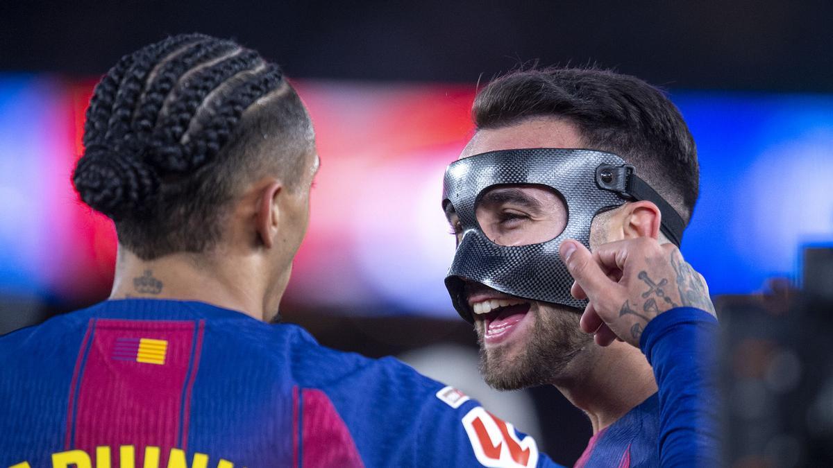 Eric García felicita a Raphinha tras el gol del brasileño ante el Oviedo.