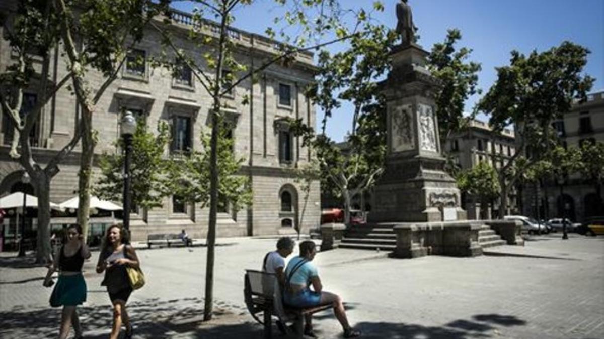 Estatua de Antonio López en la plaza que recibe su nombre.