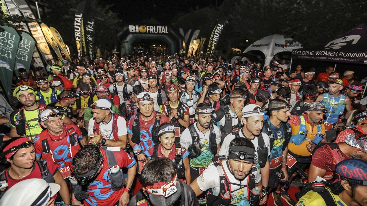 Los competidores saliendo en la medianoche del viernes al sábado.