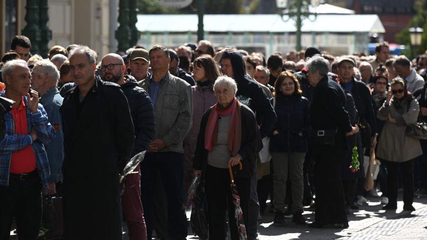 La gente hace fila para asistir a una ceremonia de despedida frente al edificio de la Sala de las Columnas, donde se lleva a cabo en Moscú una ceremonia de despedida del último líder de la Unión Soviética y ganador del Premio Nobel de la Paz en 1990, Mikhail Gorbachev.