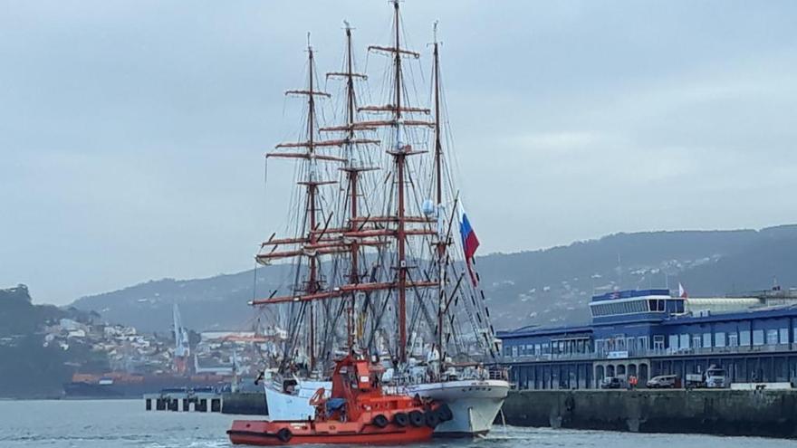 El &quot;Sedov&quot;, el mayor buque-escuela del mundo, atracando en Vigo esta mañana. // Alfredo Campos