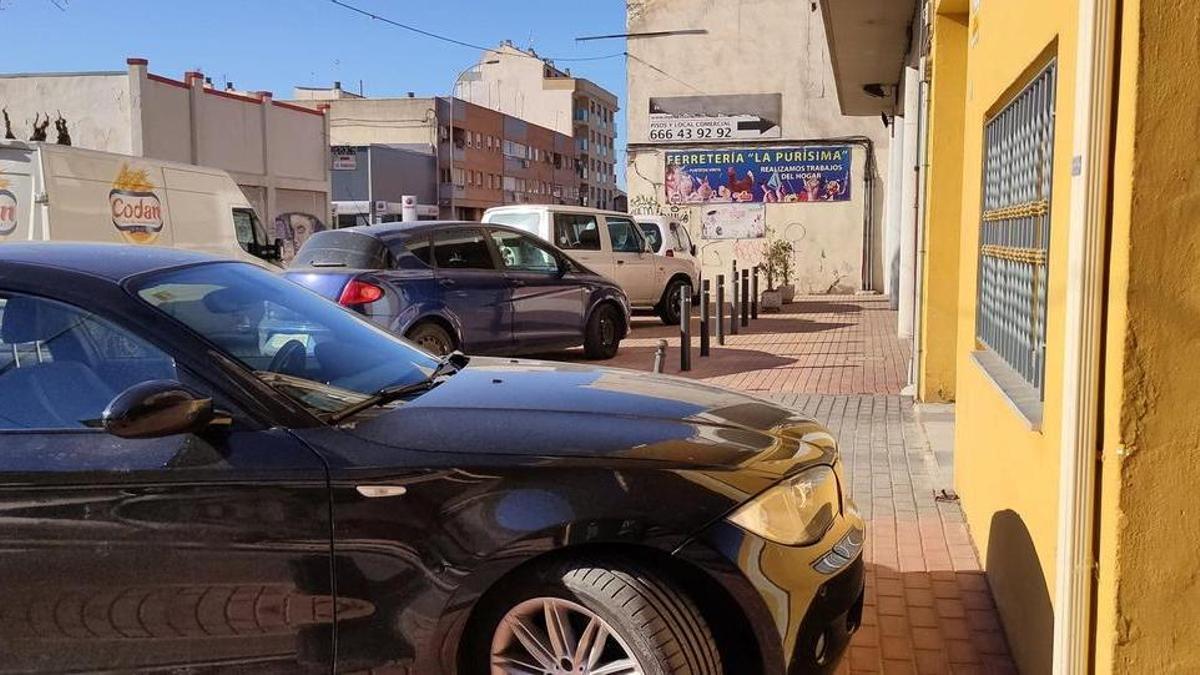 Los aparcamientos indebidos son una estampa habitual en Barriomar