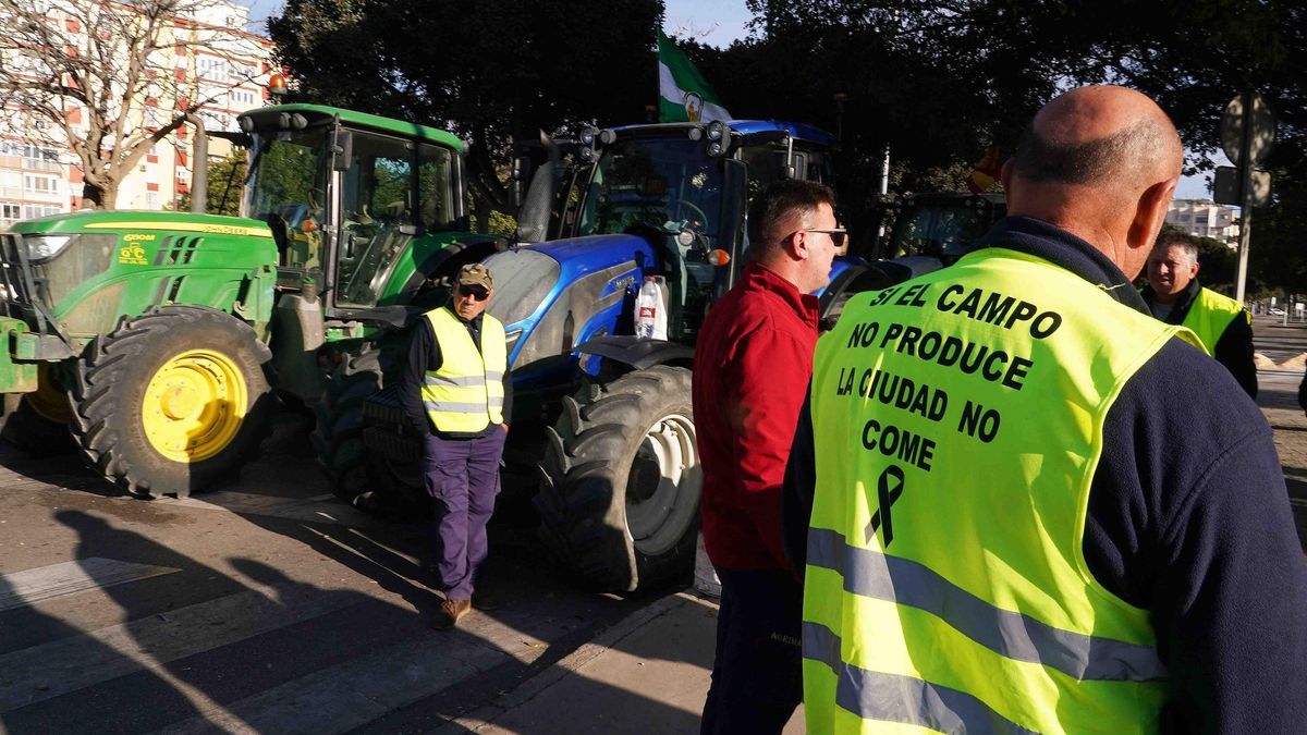 Los agricultores malagueños cortan las carreteras en protesta por la crisis del sector