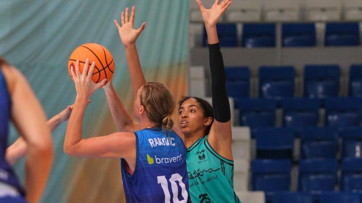 Rakovic lanza a canasta.