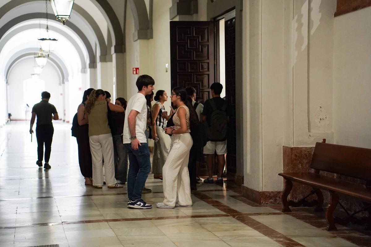 Alumnos de Bachillerato esperando en los pasillos del Rectorado de la Universidad de Sevilla para entrar en la PAU 2026 (Selectividad)