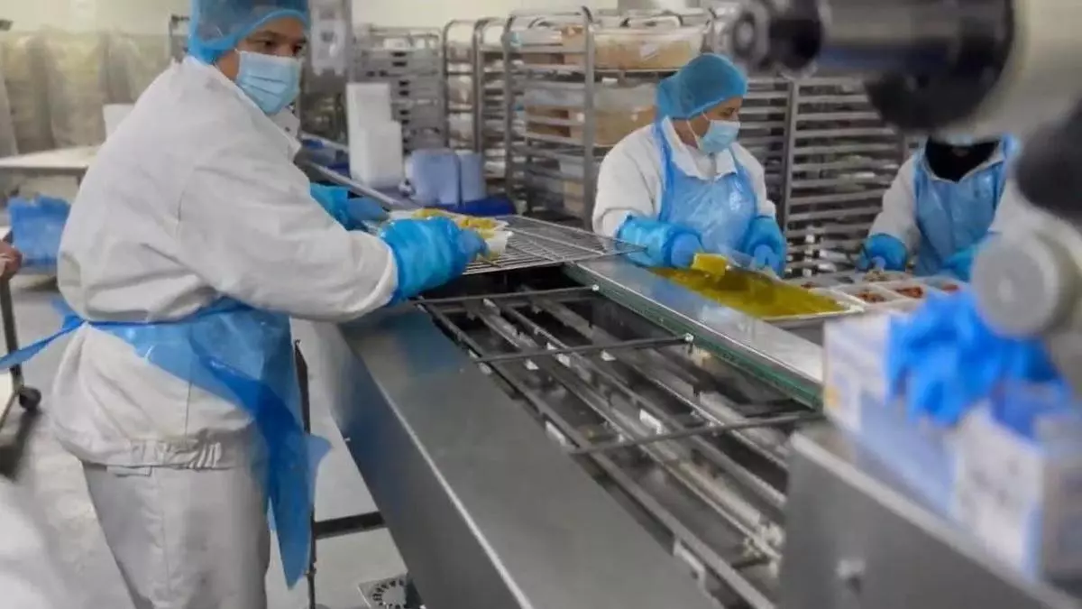 Dentro de la cocina de Villaverde donde se preparan 80.000 platos a la semana