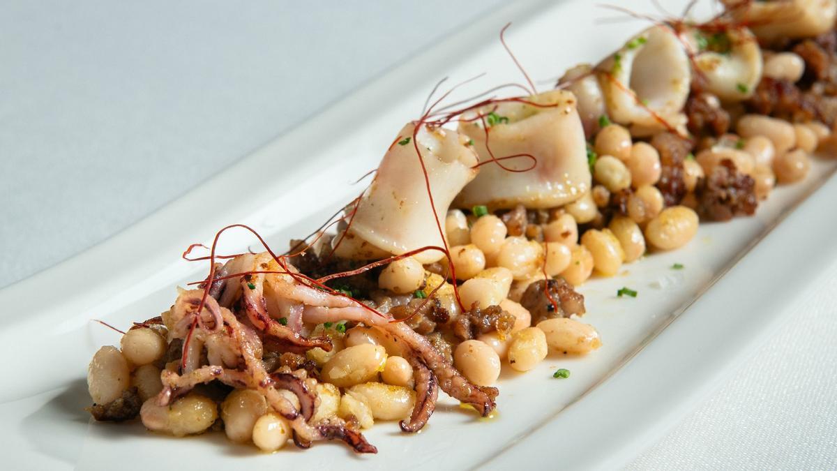 Butifarra de Vallromanes, calamares de potera y judías de Santa Pau del restaurante Can Fusté.
