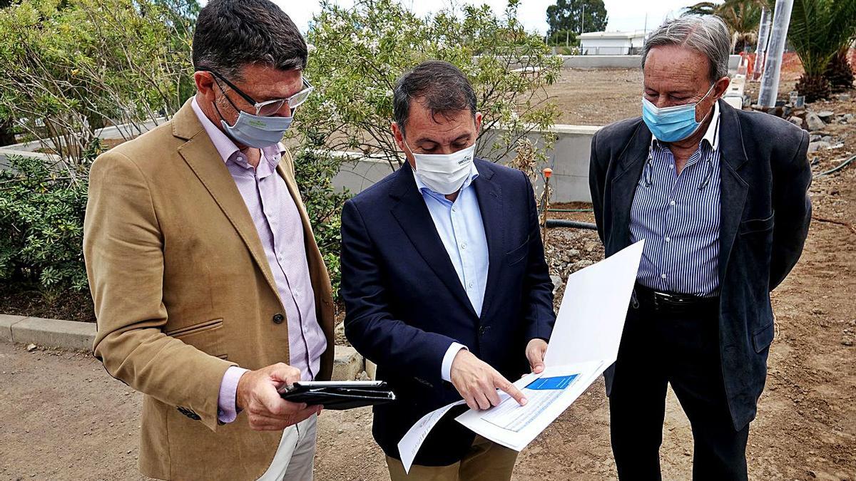 El alcalde José Manuel Bermúdez –centro–, y el concejal de Servicios Públicos, Guillermo Díaz (izq).