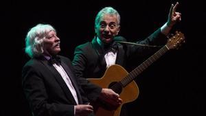 Carlos López Puccio (izquierda) y Jorge Maronna, dos históricos de Les Luthiers, durante su última actuación en Barcelona, el año pasado. 