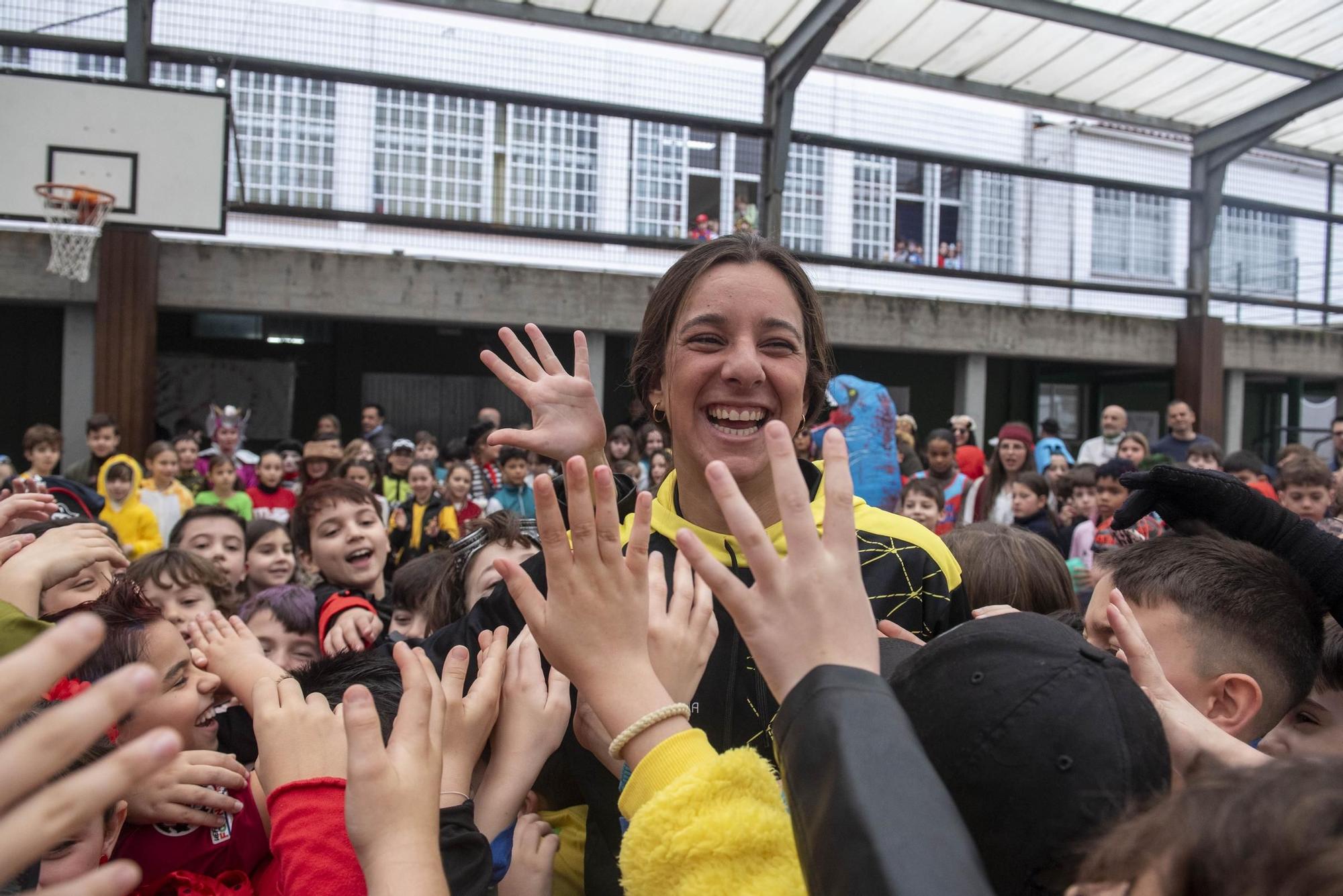 Alumnos del colegio Liceo La Paz reciben a la nadadora María de Valdés, subcampeona del mundo