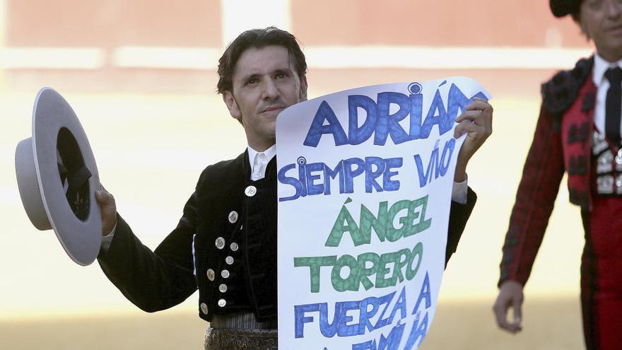 Diego Ventura da la vuelta al ruedo con un cartel de apoyo a la familia Adrián Hinojosa.