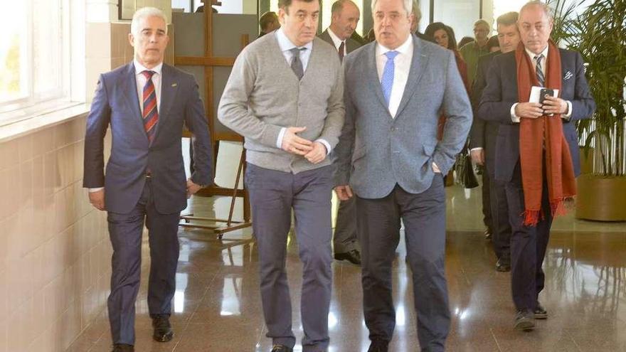 El director del CIPF Someso, Juan Carlos González; el conselleiro de Educación, Román Rodríguez, y el jefe territorial de la Consellería en A Coruña, Indalecio Cabana, ayer, en A Coruña.