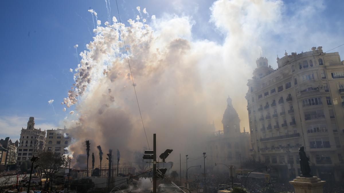 Mascletà del 8 de marzo de 2020, aún en la plaza del Ayuntamiento