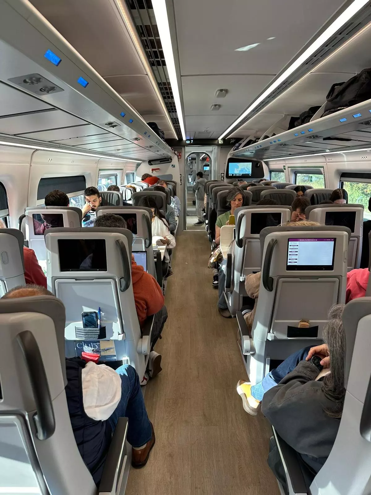 Más places y trenes especiales na Alta Velocidá ente Asturies y Madrid por mor del 12 d'ochobre