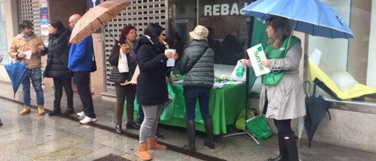 La mesa informativa instalada por el sindicato Satse en la Plaza de Galicia. // FdV