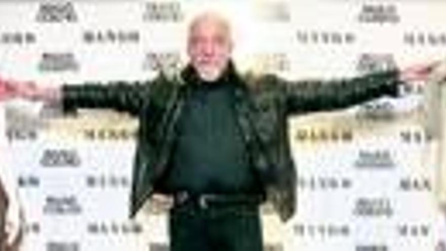 Paulo Coelho
: EL ESCRITOR LANZA CAMISETAS SOLIDARIAS