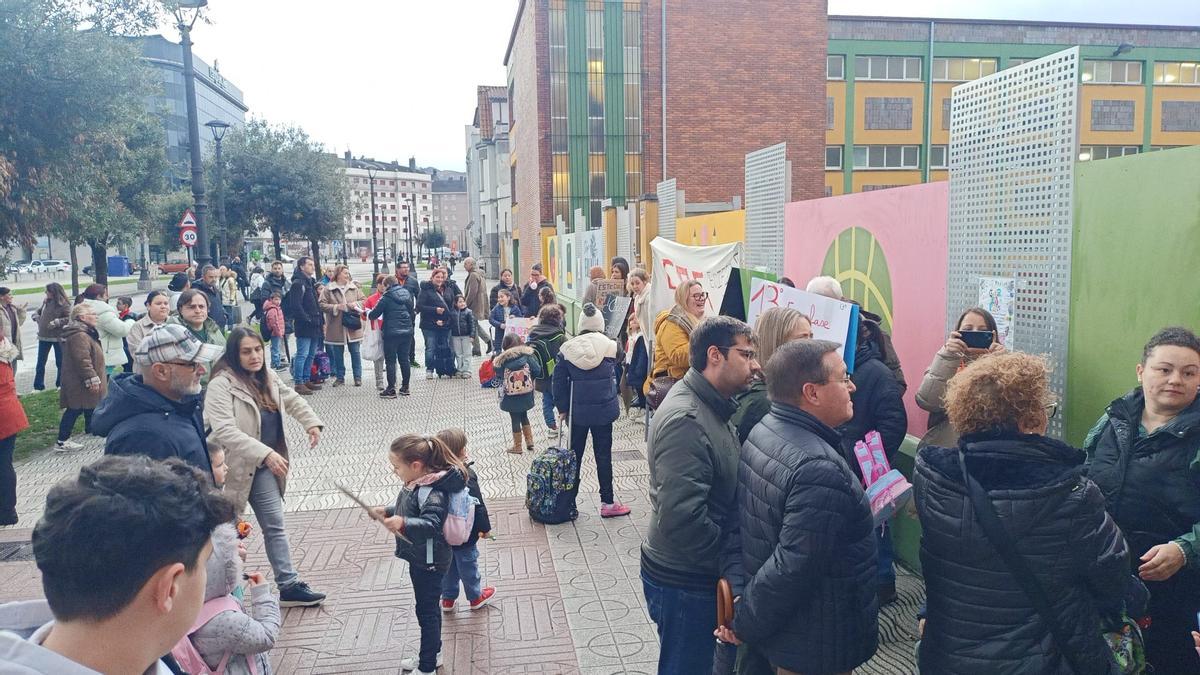 Así fue la concentración de protesta en el colegio Eulalia Álvarez