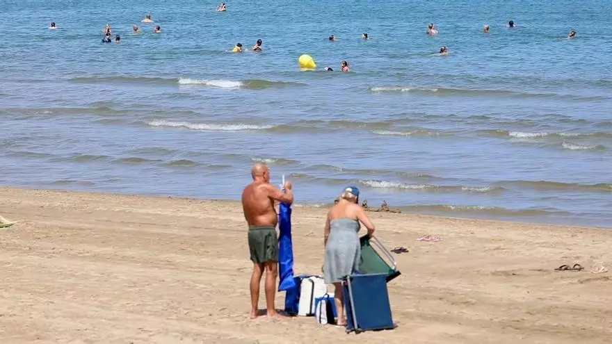 La playa de la Malva-rosa de València, en una de las jornadas de más temperatura en el mar Mediterráneo