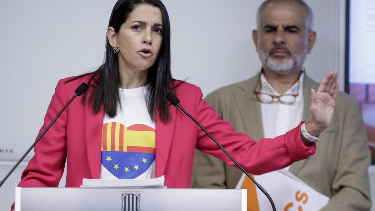 Inés Arrimadas y Carlos Carrizosa, en una rueda de prensa en el Parlament.