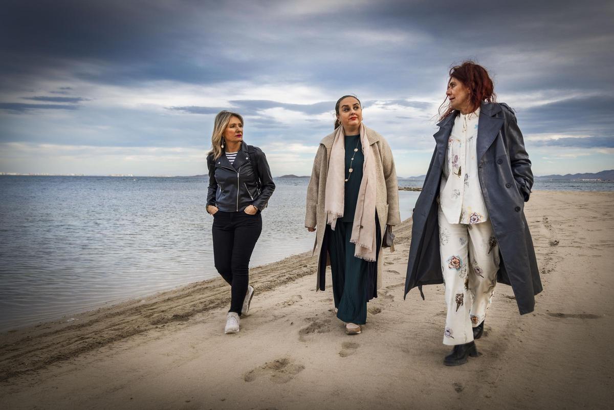 Celia, María Cruz y Teresa caminan por la orilla del Mar Menor