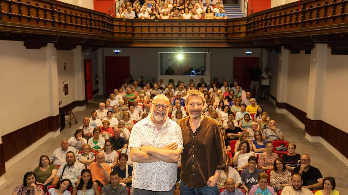 La película 'Cariñena, vino del mar' conquista al público de la localidad y programa dos nuevos pases