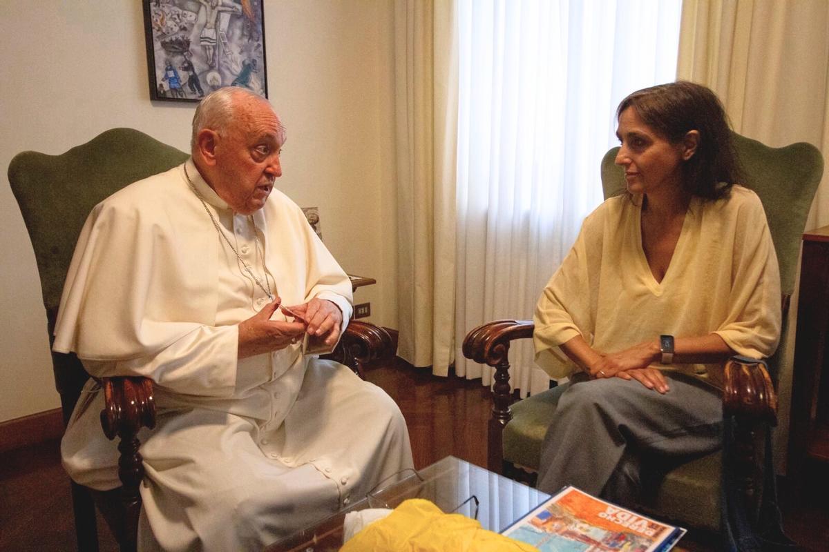 Helena Maleno, reunida con el Papa, en junio de 2024.