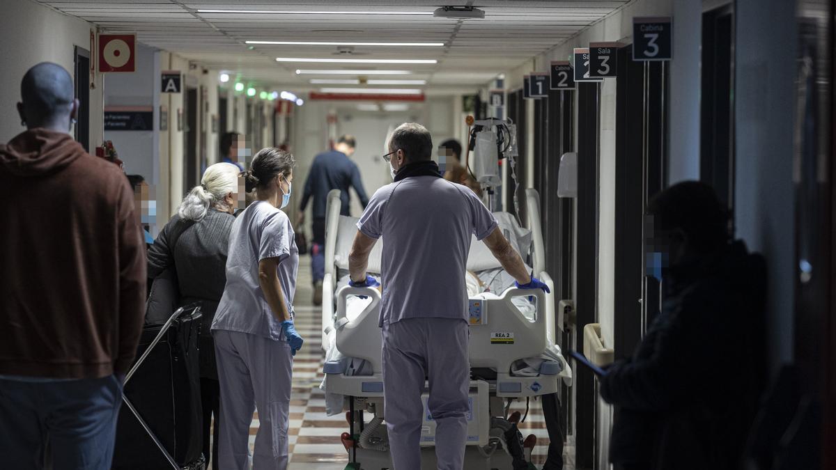 Pasillo sdel Doctor Balmis de Alicante con camas en los pasillos.