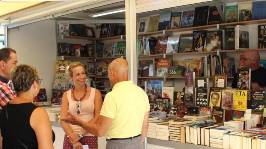 La edil de Cultura, Ana Pellicer, ayer durante la inauguración de la Feria del Libro en Benidorm.