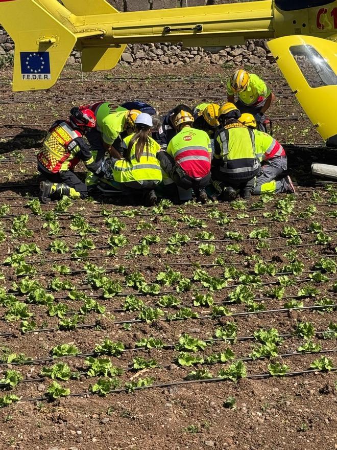 Evacuado en helicóptero un conductor de 87 años tras precipitarse con su vehículo en el norte de Gran Canaria