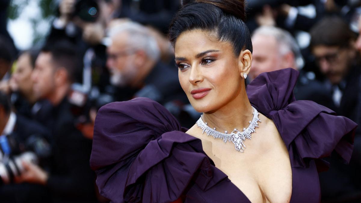 Salma Hayek y el guiño a Victoria Beckham para lucir el vestido más favorecedor del otoño