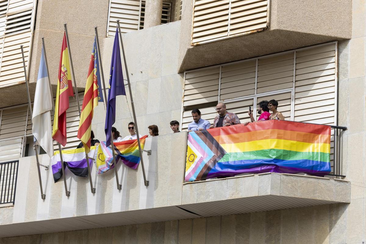Bandera LGTBIQ+ permanece en el balcón consistorial de Torrevieja desde el pasado viernes