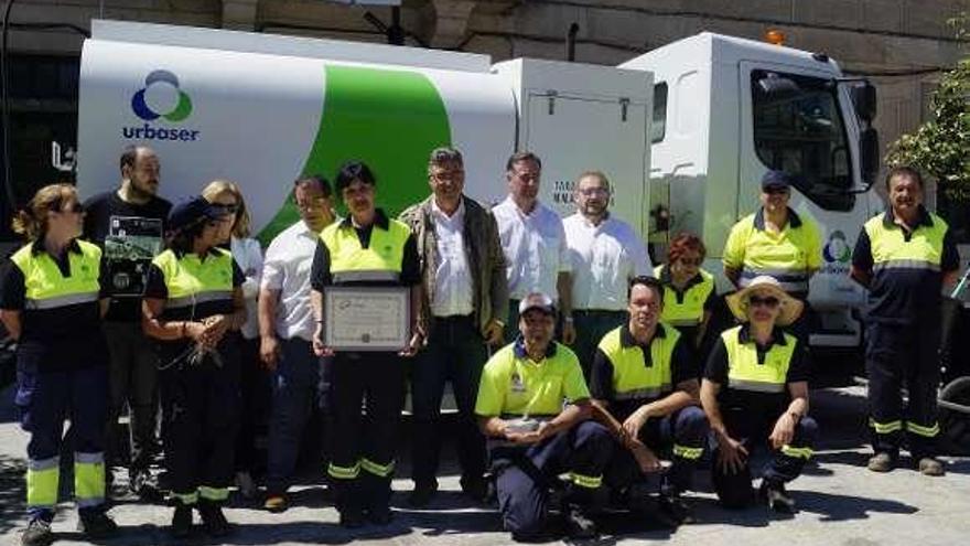 El alcalde, con personal de la concesionaria de la limpieza, a los que hizo entrega del diploma y el trofeo de la &quot;Escoba de Plata&quot;. // FdV