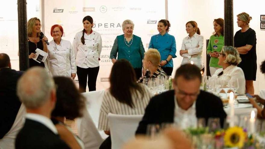 La periodista Alicia Suárez Hulton presenta a las cocineras, ayer en Trascorrales; de izquierda a derecha, Viri Fernández, Sara López, Fernanda de la Fuente, María Busta, Esther Manzano y Ramona Menéndez, y junto a ellas la presidenta de Cruz Roja en Asturias, Celia Fernández.