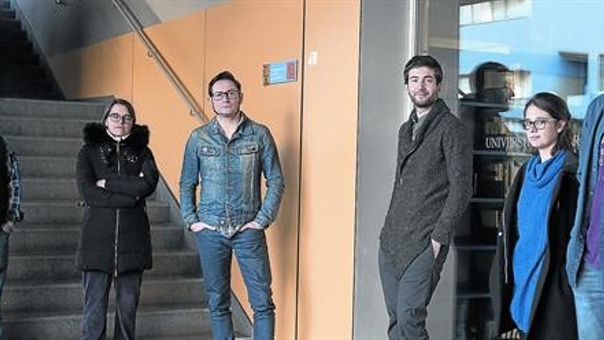 Los participantes en el encuentro con EL PERIÓDICO en la Facultat de Física de la UB.