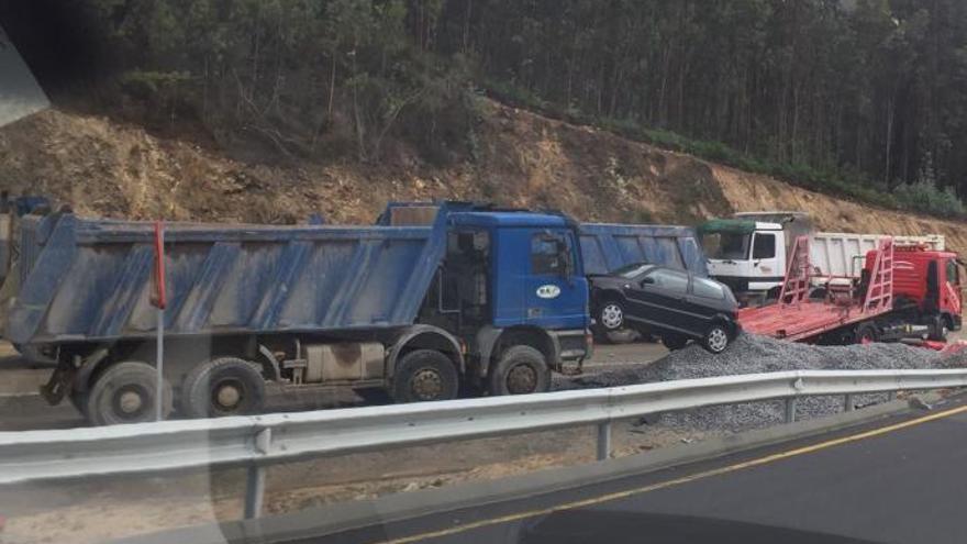 Un coche se empotra contra un camión de las obras del corredor en Moaña