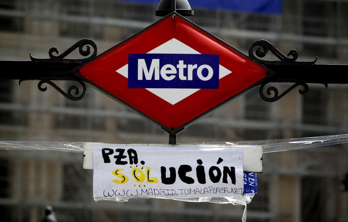 La señal del metro en Sol 'customizada' por los 'indignados'.