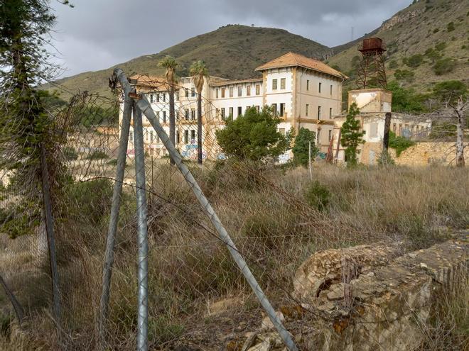 Aigües pone cerco al vandalismo, el espiritismo y el botellón en el Balneario