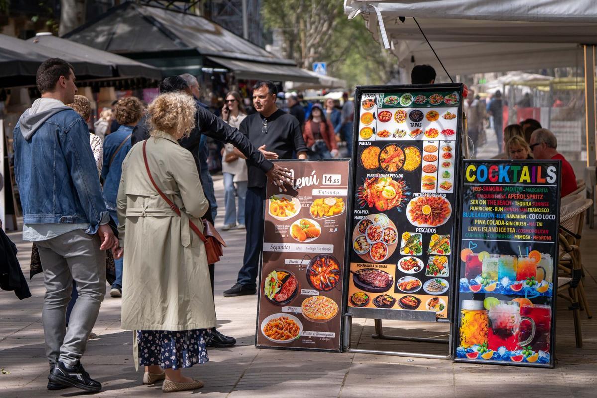 Anuncios  de una terraza en la Rambla.