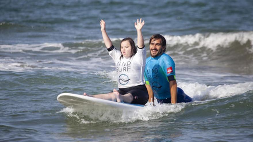 La Patacona acoge una jornada de surf solidario con una «top model»