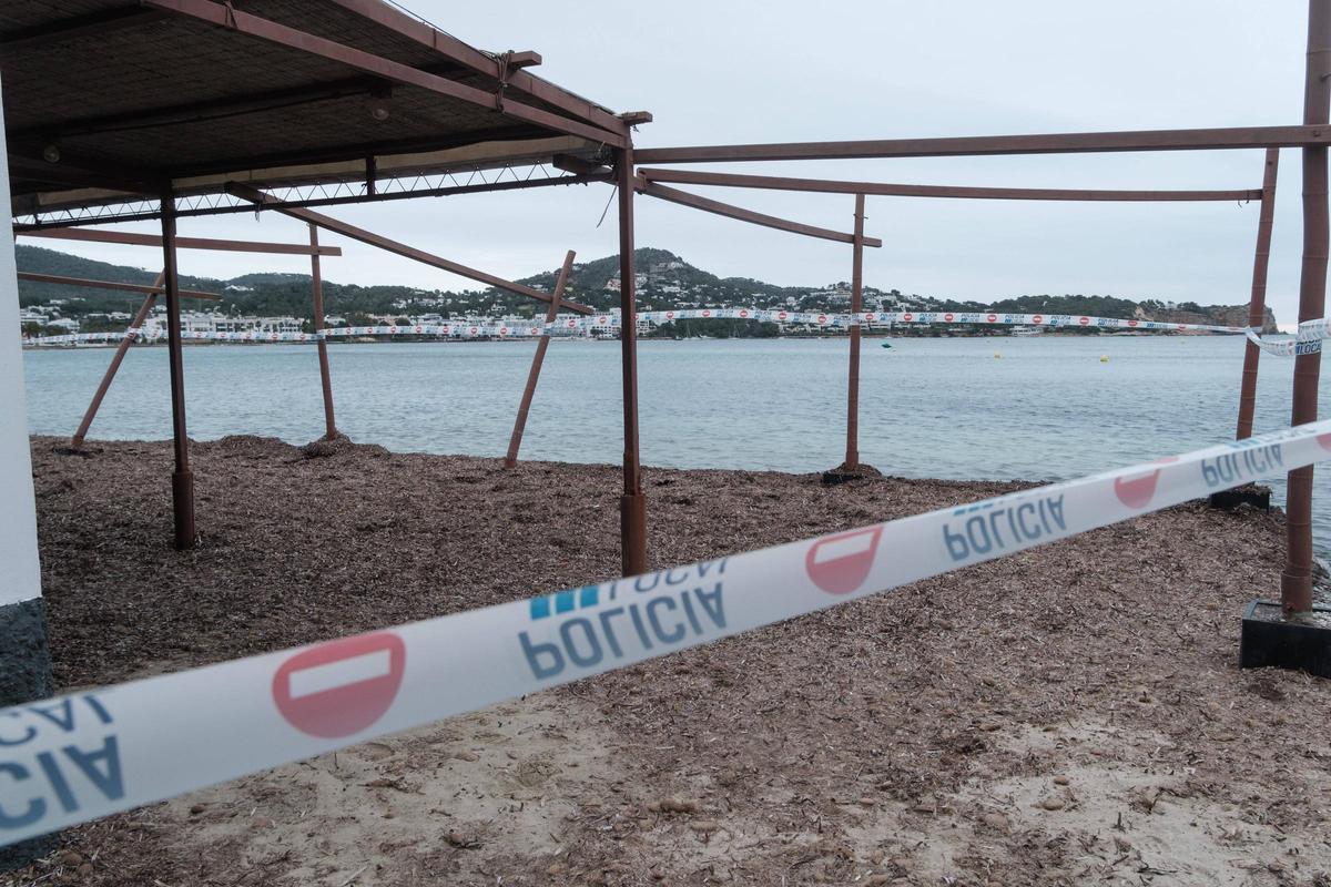 Precintan el bar Flotante de Talamanca por el peligro de su estructura tras el temporal