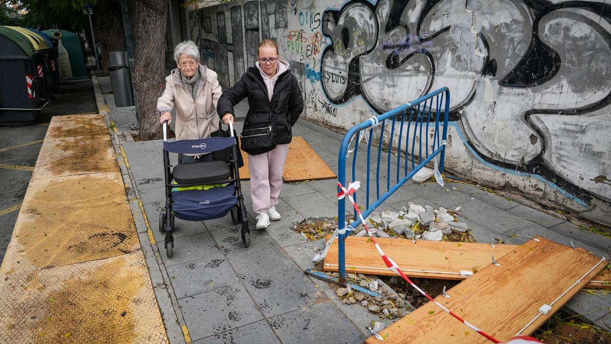 Rufi, con su anadador, intenta cruzar por la calle junto a su cuidadora.