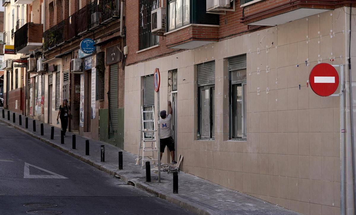 Un obrero durante las obras de reforma para convertir un local comercial en un apartamento turístico en Tetuán.