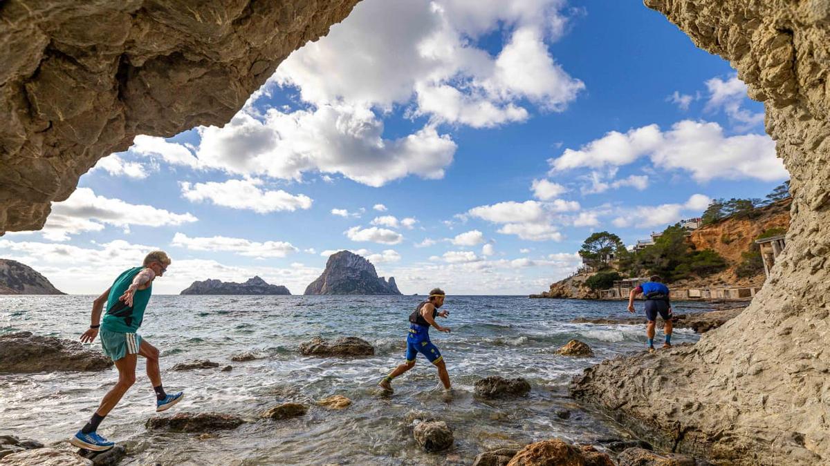 Tres de los competidores del 3 Días Trail Ibiza, en un tramo del recorrido de la segunda etapa en cala d'Hort.