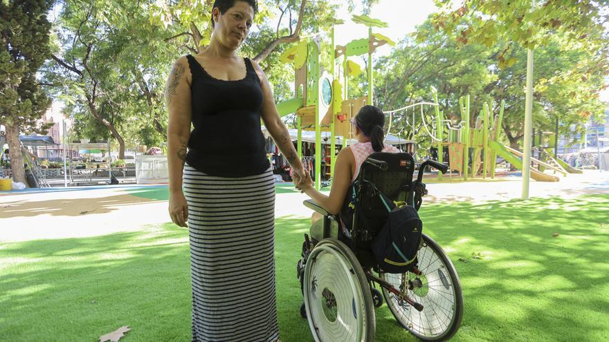 Vanesa y su hija Ainara, en el parque infantil ubicado junto a la Avenida del Mediterráneo de Moncada