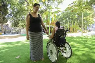 Cinco años de lucha por un columpio inclusivo para Ainara en Moncada